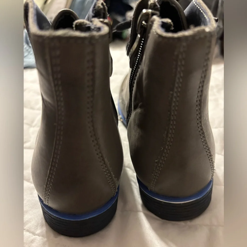 V Italia Women's Ankle Bootie Gray with Blue Leather Size 36 In EUC‎ No Box